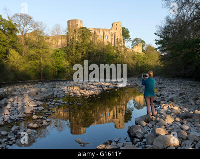 Teesdale, Barnard Castle, comté de Durham au Royaume-Uni. Le lundi 9 mai 2016. Météo britannique. Une belle soirée chaude dans le Nord de l'Angleterre comme le soleil illumine le château médiéval de Barnard Castle situé sur un éperon rocheux au-dessus de la Rivière Tees. Crédit : David Forster/Alamy Live News Banque D'Images