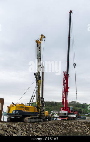 Bantry, Irlande. 9 mai 2016. Les travaux se poursuivent sur la première phase de développement du port intérieur de Bantry, d'une valeur de 8.5 millions d'euros. À la fin du projet, il y aura une marina de 20 coutres (pontons de quai) et le port aura été rasé à une profondeur de 4 mètres pour permettre aux navires d'accéder au port intérieur. Les travaux supplémentaires comprendront l'élargissement et l'extension du quai de la ville, 4 000 m2 de terrain paysagé récupéré et la construction d'un ponton flottant de 60 m de long. Crédit : AG News/Alay Live News Banque D'Images