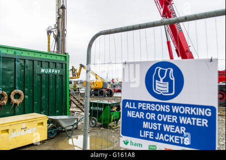 Bantry, Irlande. 9 mai 2016. Les travaux se poursuivent sur la première phase de développement du port intérieur de Bantry, d'une valeur de 8.5 millions d'euros. À la fin du projet, il y aura une marina de 20 coutres (pontons de quai) et le port aura été rasé à une profondeur de 4 mètres pour permettre aux navires d'accéder au port intérieur. Les travaux supplémentaires comprendront l'élargissement et l'extension du quai de la ville, 4 000 m2 de terrain paysagé récupéré et la construction d'un ponton flottant de 60 m de long. Crédit : AG News/Alay Live News Banque D'Images