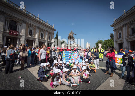 Rome, Italie. 09 mai, 2016. L'état de l'école primaire à Rome à l'occasion de la Journée de l'Europe. Sur la photo d'un groupe d'enfants sur la place du Capitole, avec un signe de la Communauté européenne. © Andrea Ronchini/Pacific Press/Alamy Live News Banque D'Images