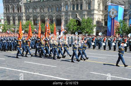 Moscou, Russie. 09 mai, 2016. Les soldats russes mars pendant la parade militaire, le jour de la Victoire annuel marquant le 71th anniversaire de la fin de la Seconde Guerre mondiale à la place Rouge Le 9 mai 2016 à Moscou, Russie. Credit : Planetpix/Alamy Live News Banque D'Images