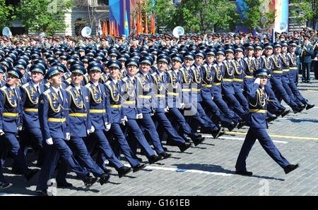 Moscou, Russie. 09 mai, 2016. Les soldats russes mars pendant la parade militaire, le jour de la Victoire annuel marquant le 71th anniversaire de la fin de la Seconde Guerre mondiale à la place Rouge Le 9 mai 2016 à Moscou, Russie. Credit : Planetpix/Alamy Live News Banque D'Images