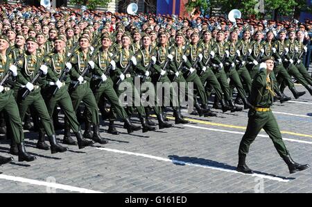 Moscou, Russie. 09 mai, 2016. Les soldats russes mars pendant la parade militaire, le jour de la Victoire annuel marquant le 71th anniversaire de la fin de la Seconde Guerre mondiale à la place Rouge Le 9 mai 2016 à Moscou, Russie. Credit : Planetpix/Alamy Live News Banque D'Images