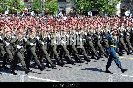 Moscou, Russie. 09 mai, 2016. Des soldats des forces spéciales Spetsnaz russe mars pendant la parade militaire, le jour de la Victoire annuel marquant le 71th anniversaire de la fin de la Seconde Guerre mondiale à la place Rouge Le 9 mai 2016 à Moscou, Russie. Credit : Planetpix/Alamy Live News Banque D'Images
