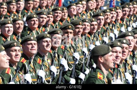 Moscou, Russie. 09 mai, 2016. Les soldats russes mars pendant la parade militaire, le jour de la Victoire annuel marquant le 71th anniversaire de la fin de la Seconde Guerre mondiale à la place Rouge Le 9 mai 2016 à Moscou, Russie. Credit : Planetpix/Alamy Live News Banque D'Images