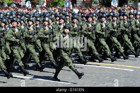 Moscou, Russie. 09 mai, 2016. Des soldats des forces spéciales Spetsnaz russe mars pendant la parade militaire, le jour de la Victoire annuel marquant le 71th anniversaire de la fin de la Seconde Guerre mondiale à la place Rouge Le 9 mai 2016 à Moscou, Russie. Credit : Planetpix/Alamy Live News Banque D'Images