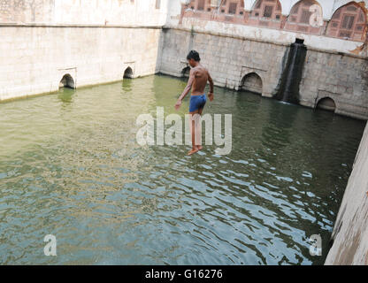 New Delhi, Inde. 09 mai, 2016. Un adolescent aime prendre un bain en sautant dans l'eau du Baoli, Hazrat Nizamuddin Dargah à New Delhi. © Wasim Sarvar/Pacific Press/Alamy Live News Banque D'Images