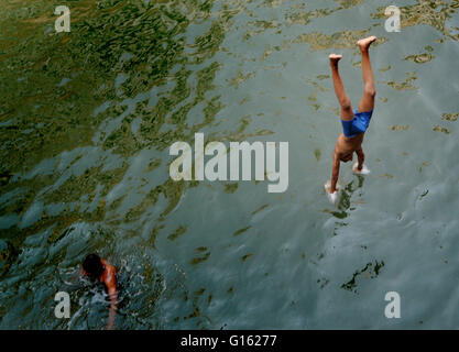 New Delhi, Inde. 09 mai, 2016. Un adolescent aime prendre un bain en sautant dans l'eau du Baoli, Hazrat Nizamuddin Dargah à New Delhi. © Wasim Sarvar/Pacific Press/Alamy Live News Banque D'Images