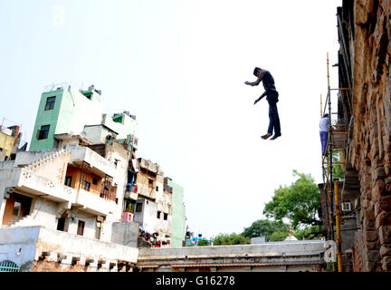 New Delhi, Inde. 09 mai, 2016. Un adolescent aime prendre un bain en sautant dans l'eau du Baoli, Hazrat Nizamuddin Dargah à New Delhi. © Wasim Sarvar/Pacific Press/Alamy Live News Banque D'Images