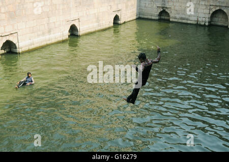 New Delhi, Inde. 09 mai, 2016. Un adolescent aime prendre un bain en sautant dans l'eau du Baoli, Hazrat Nizamuddin Dargah à New Delhi. © Wasim Sarvar/Pacific Press/Alamy Live News Banque D'Images