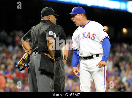 Arlington, Texas, USA. 9 mai, 2016. Texas Rangers manager Jeff Banister # 28 est éjecté du jeu après avoir discuté avec l'arbitre Laz Diaz # 63 lors d'un match entre la MLB White Sox de Chicago et les Rangers du Texas à Globe Life Park à Arlington, TX Texas Chicago défait 8-4 en 12 manches. Credit : Cal Sport Media/Alamy Live News Banque D'Images