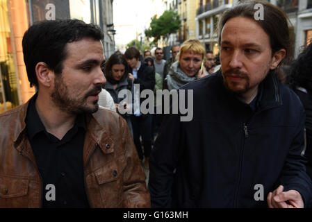 Madrid, Espagne. 09 mai, 2016. Alberto Garzón, gauche, et Pablo Iglesias photographié après avoir atteint un accord entre Izquierda Unida (gauche unie) et de Podemos (nous pouvons) pour la nouvelle élections générales espagnoles le 26 juin 2016. © Jorge Sanz/Pacific Press/Alamy Live News Banque D'Images
