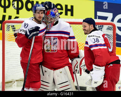 Moscou, Russie. 09 mai, 2016. De gauche à droite : Roman Cervenka, Pavel Francouz et Dominik Furch célèbrent après la victoire aux Championnats du Monde de Hockey sur glace match du groupe A La République tchèque contre la Suède dans la région de Moscou, Russie, le 9 mai 2016. © Roman Vondrous/CTK Photo/Alamy Live News Banque D'Images