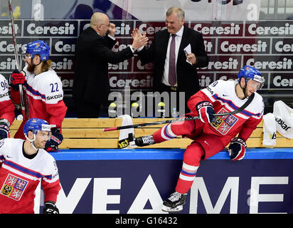 Moscou, Russie. 09 mai, 2016. République tchèque Vladimir Vujtek entraîneurs, droite, et Jindrich Kalous célèbrent après la victoire aux Championnats du Monde de Hockey sur glace match du groupe A La République tchèque contre la Suède dans la région de Moscou, Russie, le 9 mai 2016. © Roman Vondrous/CTK Photo/Alamy Live News Banque D'Images