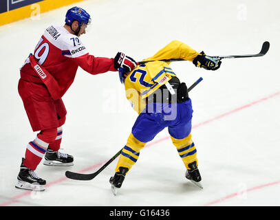 Moscou, Russie. 09 mai, 2016. Tomas Zohorna de République tchèque, à gauche, et Martin Lunberg de Suède en action pendant la Championnat du Monde de Hockey sur glace match du groupe A La République tchèque contre la Suède dans la région de Moscou, Russie, le 9 mai 2016. © Roman Vondrous/CTK Photo/Alamy Live News Banque D'Images