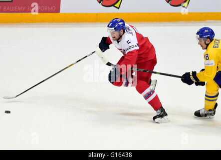 Moscou, Russie. 09 mai, 2016. Jakub Jerabek de République tchèque, de gauche, et Mikael Backlund de Suède en action pendant la Championnat du Monde de Hockey sur glace match du groupe A La République tchèque contre la Suède dans la région de Moscou, Russie, le 9 mai 2016. © Roman Vondrous/CTK Photo/Alamy Live News Banque D'Images