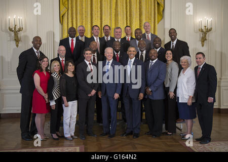 9 mai 2016 - Washington, District de Columbia, États-Unis d'Amérique - Le président américain Barack Obama, le Vice-président Joseph Biden, salue des anciens joueurs et personnel de la Championnat national de basket-ball de NCAA 1983 North Carolina State Wolfpack dans l'East Room de la Maison Blanche à Washington, DC, USA, 09 mai 2016. Le Président et le Vice-président s'est entretenu brièvement avec les membres de l'équipe et leurs familles à l'est prix. L'équipe a été en mesure de visiter la Maison blanche d'être reconnus pour leur championnat.Credit : Shawn Thew/Piscine via CNP (crédit Image : © Shawn Thew/CNP via ZUMA Banque D'Images