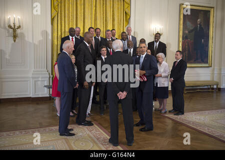 9 mai 2016 - Washington, District de Columbia, États-Unis d'Amérique - Etats-Unis Le Président Barack Obama, le Vice-président Joseph Biden (L), salue les anciens joueurs et le personnel de la Championnat national de basket-ball de NCAA 1983 North Carolina State Wolfpack dans l'East Room de la Maison Blanche à Washington, DC, USA, 09 mai 2016. Le Président et le Vice-président s'est entretenu brièvement avec les membres de l'équipe et leurs familles à l'est prix. L'équipe a été en mesure de visiter la Maison blanche d'être reconnus pour leur championnat.Credit : Shawn Thew/Piscine via CNP (crédit Image : © Shawn le Banque D'Images