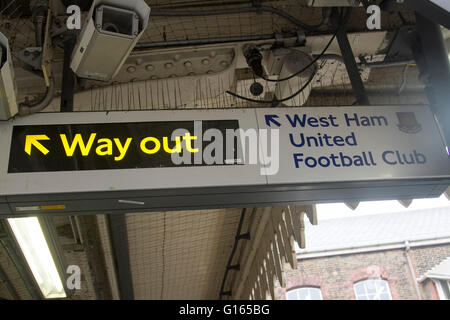 Upton Park Londres, Royaume-Uni. 10 mai. Un signe à Upton Park station de métro pointe vers le stade de West Ham. West Ham United Football club joue son dernier contre Manchester United au Boleyn ground stadium après 112 ans avant de passer au stade olympique de Stratford pour le début de la saison 2016/17 Premier League anglaise Crédit : amer ghazzal/Alamy Live News Banque D'Images