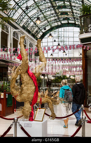 Southport, Merseyside, Royaume-Uni. 10 mai, 2016. Southport Arts Festival Mai 2016. 'La chute d'Icare' par Phyllis Lim B.A. avec spécialisation, UCL la pièce sur l'affichage dans les voyageurs de l'Arcade commerçante de l'époque victorienne traditionnelle dans la ville. Il illustre que l'orgueil précède la chute ! L'histoire pourrait être interprété de diverses façons en fonction de la perception individuelle. Il peut être lu comme une métaphore de la liberté, ambition, courage, ténacité, ou inversement de l'échec, de la mortalité et un rappel de la fragilité de la vie. Banque D'Images