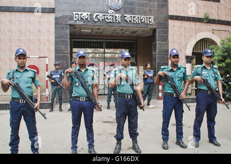 Dhaka. 10 mai, 2016. Policiers bangladais montent la garde devant la porte de la prison centrale de Dhaka, Bangladesh, le 10 mai 2016. Au Bangladesh, les autorités ont renforcé la sécurité dans la capitale, Dhaka, avant d'attendre l'exécution de la plus grande chef parti islamiste condamné à mort pour crimes de guerre de 1971. Source : Xinhua/Alamy Live News Banque D'Images