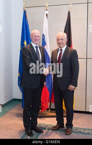 Dresde, Allemagne. 10 mai, 2016. Stanislaw Tillich, Premier Ministre de Saxe et président du Bundesrat (CDU, r), se félicite de la présidente du parlement slovène Milan Brglez à la Chancellerie d'état de Saxe à Dresde, Allemagne, 10 mai 2016. Brglez passe une journée dans la capitale de l'état dans le cadre de sa visite en Allemagne. PHOTO : SEBASTIAN KAHNERT/dpa/Alamy Live News Banque D'Images