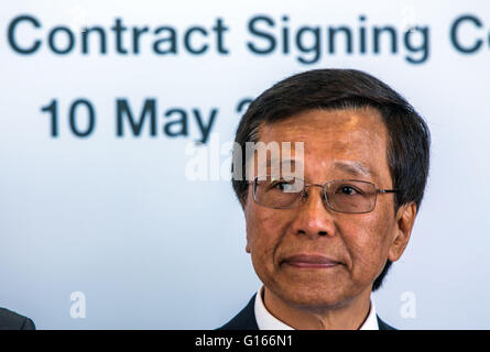 Wismar, Allemagne. 10 mai, 2016. Tan Sri Lim Kok Thay, PDG de Genting Group, lors de la signature des contrats pour la construction de plusieurs navires de croisière sur les chantiers navals de Brême, Wismar, Rostock et Stralsund à Wismar, Allemagne, 10 mai 2016. Le Groupe Genting Malaisie veut ajouter plusieurs navires de leur flotte de navires de croisière avec l'aide de chantiers navals allemands. Le groupe a commandé dix navires de Wismar. PHOTO : JENS BUETTNER/dpa/Alamy Live News Banque D'Images