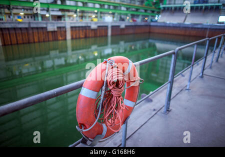 Wismar, Allemagne. 10 mai, 2016. La construction navale vide dock de l'arsenal, à Wismar (Allemagne), 10 mai 2016. Plus tôt, plusieurs contrats pour la construction de navires de croisière au chantier naval Lloyd à Brême, Wismar, Rostock et Stralsund pour les prochaines années ont été signés. Le Groupe Genting Malaisie ajoute plusieurs navires de croisière à leur flotte avec l'aide de chantiers navals allemands. Le groupe a commandé dix navires. PHOTO : JENS BUETTNER/dpa/Alamy Live News Banque D'Images