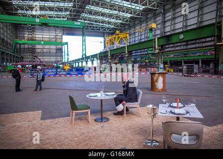 Wismar, Allemagne. 10 mai, 2016. Tableaux de l'ensemble de l'échantillon en cabine pour les futurs navires de croisière au quai de la construction navale de l'arsenal, à Wismar (Allemagne), 10 mai 2016. Plus tôt, plusieurs contrats pour la construction de navires de croisière au chantier naval Lloyd à Brême, Wismar, Rostock et Stralsund pour les prochaines années ont été signés. Le Groupe Genting Malaisie ajoute plusieurs navires de croisière à leur flotte avec l'aide de chantiers navals allemands. Le groupe a commandé dix navires. PHOTO : JENS BUETTNER/dpa/Alamy Live News Banque D'Images