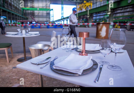 Wismar, Allemagne. 10 mai, 2016. Tableaux de l'ensemble de l'échantillon en cabine pour les futurs navires de croisière au quai de la construction navale de l'arsenal, à Wismar (Allemagne), 10 mai 2016. Plus tôt, plusieurs contrats pour la construction de navires de croisière au chantier naval Lloyd à Brême, Wismar, Rostock et Stralsund pour les prochaines années ont été signés. Le Groupe Genting Malaisie ajoute plusieurs navires de croisière à leur flotte avec l'aide de chantiers navals allemands. Le groupe a commandé dix navires. PHOTO : JENS BUETTNER/dpa/Alamy Live News Banque D'Images