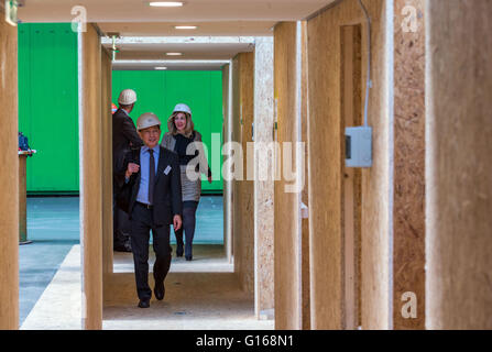 Wismar, Allemagne. 10 mai, 2016. Crystal Cruises CHEF Edie Rodriguez visite un échantillon en cabine pour les futurs navires de croisière au quai de la construction navale de l'arsenal, à Wismar (Allemagne), 10 mai 2016. Plus tôt, plusieurs contrats pour la construction de navires de croisière au chantier naval Lloyd à Brême, Wismar, Rostock et Stralsund pour les prochaines années ont été signés. Le Groupe Genting Malaisie ajoute plusieurs navires de croisière à leur flotte avec l'aide de chantiers navals allemands. Le groupe a commandé dix navires. PHOTO : JENS BUETTNER/dpa/Alamy Live News Banque D'Images