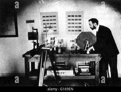 Lucien Bull avec sa caméra stéréoscopique tambour Étincelle, 1904. Lucien Bull (5 janvier 1876 - 25 août 1972) était un inventeur et un pionnier dans le chronophotography. En 1894, il s'installe à Paris pour travailler comme assistante d'Étienne-Jules Marey, une pione Banque D'Images