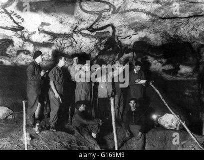 Montignac (grottes de Lascaux) est l'établissement d'un complexe de grottes dans le sud-ouest de la France. Ils contiennent certains des plus spectaculaires et les mieux préservés d'œuvres d'art du Paléolithique supérieur, faites par les premiers humains. Ces tableaux sont estimés à 17 300 ans. Il y a plus de 600 peintures de chevaux, vaches, taureaux, cerfs, loups, ours, lions et un rhinocéros, certains même 15 pieds de long. En 1940, l'entrée de la grotte de Lascaux a été découverte par Marcel Ravidat. Il est retourné sur les lieux avec trois amis, Jacques Marsal, Georges Agnel et Simon Coencas, et sont entrés dans la grotte via un arbre long. Le fou Banque D'Images