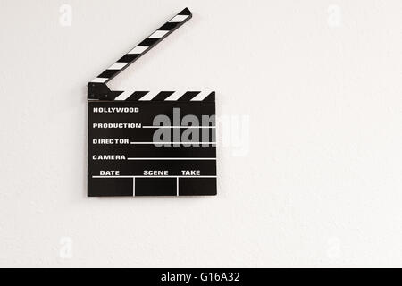 Hollywood Film emblématique Clapper Board sur fond blanc. Copier l'espace. Banque D'Images