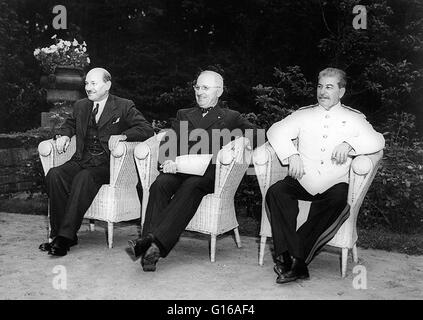 Conférence de Potsdam. Clement Attlee, Harry Truman et Joseph Staline, assis en plein air, le 1 août, 1945. La Conférence de Potsdam a été organisée à la maison du prince Wilhelm Hohenzollern, en Allemagne occupée, du 17 juillet au 2 août 1945. Les participants ont été Banque D'Images