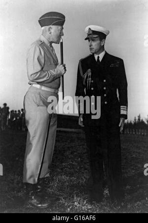 Le général Patton, commandant des forces américaines en français Maroc, compare notes au Camp l'Anfa, près de Casablanca, avec le Vice-amiral Mountbatten de Grande-Bretagne, chef des opérations combinées. Photo a été prise sur le terrain le jour où le président Roosevelt a examiné une Banque D'Images