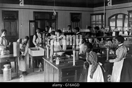 American Indian et African American students in chemistry lab à Hampton Institute, 1899. Hampton University est une université noire situé à Hampton, Virginia, United States. L'école industrielle et agricole de Hampton, appelée plus tard le Banque D'Images