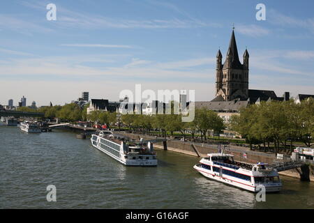 Horizon de Cologne avec des bateaux sur le Rhin, Allemagne Banque D'Images