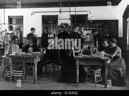 American Indian et African American students in chemistry lab à Hampton Institute, 1899. Hampton University est une université noire situé à Hampton, Virginia, United States. L'école industrielle et agricole de Hampton, appelée plus tard le Banque D'Images