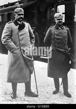 Général von Hindenburg avec le général Ludendorff. Paul Ludwig Hans Anton von Beneckendorff und von Hindenburg (Octobre 2, 1847 - 2 août, 1934) était un Prussian-German maréchal, homme d'État et homme politique, et il a été le deuxième Président de l'Allemagne fr Banque D'Images