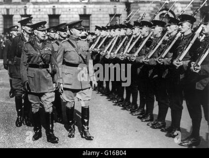 Le général Pershing accompagné par le duc de Connaught inspectant la garde d'honneur britannique avant d'entrer dans l'abbaye de Westminster, Londres, de décorer le tombeau du soldat inconnu, le 28 octobre 1921. John Joseph "Black Jack" Pershing (13 septembre, 18 Banque D'Images