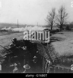 Les soldats américains dans le sillon répondant à l'appel de clairon pour charger la première guerre mondiale, au cours de la guerre des tranchées est une forme de la guerre terrestre à l'aide de lignes de combat occupés qui comprend surtout des tranchées, dans laquelle les troupes sont protégés de façon significative l'ennemi petit ar Banque D'Images