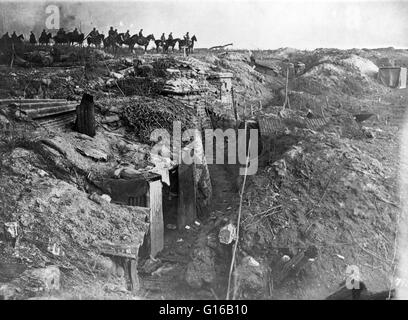 Abandonné qui a été tranchée britannique capturé par les Allemands ; en arrière-plan, les soldats allemands à cheval voir la scène, vers 1914-1918. Position non fournie sur la carte légende. La guerre des tranchées est une forme de la guerre terrestre à l'aide de lignes de combat occupé composé de lar Banque D'Images