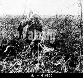 Vestiges de soldat de la Première Guerre mondiale mort accroché sur les fils barbelés. Dans la première guerre mondiale, le no man's land était souvent vont de plusieurs centaines de mètres dans certains cas moins de 10 yards. Fortement défendue par les mitrailleuses, mortiers, d'artillerie et d'infanterie sur les deux côtés, il Banque D'Images