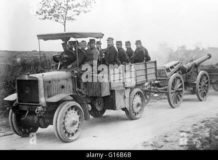 Soldats français en tracteur à moteur qui tire un grand fusil le long de la route au début de la Première Guerre mondiale, l'artillerie de siège étaient des canons lourds et d'autres dispositifs conçus pour bombarder le bombardement des fortifications, villes, et d'autres cibles fixes. Ils étaient capa Banque D'Images