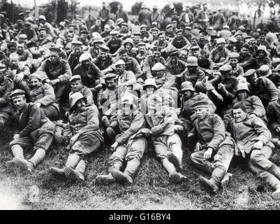 Des prisonniers allemands pendant la bataille. La bataille de Messines (7-14 juin, 1917) était une offensive menée par la seconde armée britannique sur le front occidental, près du village de Messines en Flandre occidentale belge durant la PREMIÈRE GUERRE MONDIALE. L'offensive allemande la forcé Banque D'Images