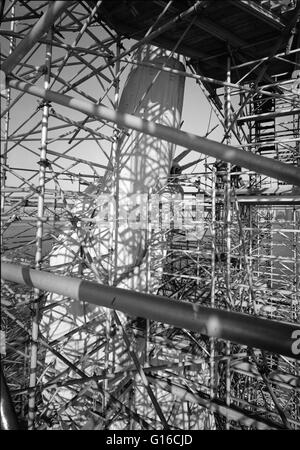 Intitulé : 'bras porte-flambeau et profil vu à travers l'échafaudage, mars 1985." La Statue de la liberté est une colossale sculpture néoclassique sur Liberty Island à New York Harbor, conçu par Frédéric Bartholdi et consacrée le 28 octobre 1886. La statue, Banque D'Images