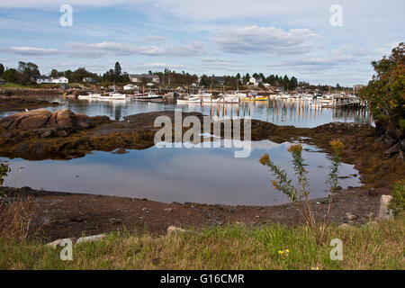 Un port de pêche au homard dans les zones côtières rurales dans le Maine, USA. Le village de Corea, sur la péninsule de Schoodic du Maine. Banque D'Images