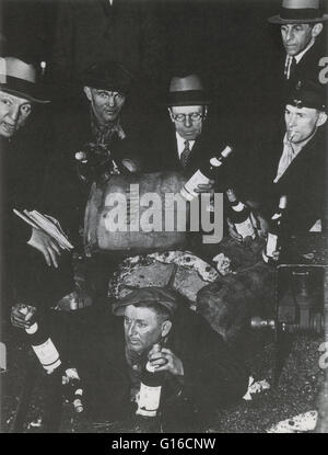 Les agents fédéraux ont découvert des bouteilles d'alcool au cours d'un raid dans un speakeasy à New York, 1932. La prohibition aux États-Unis a été une interdiction constitutionnelle de la vente, la production, l'importation et le transport de boissons alcoolisées qui rem Banque D'Images