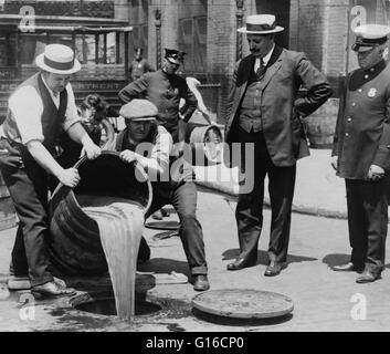 New York City Sous-commissaire de police John A. Leach, droite, regardant l'alcool pour les agents dans les égouts à la suite d'un raid au cours de la hauteur de l'interdiction. La prohibition aux États-Unis a été une interdiction constitutionnelle de la vente, la production, l'importation Banque D'Images